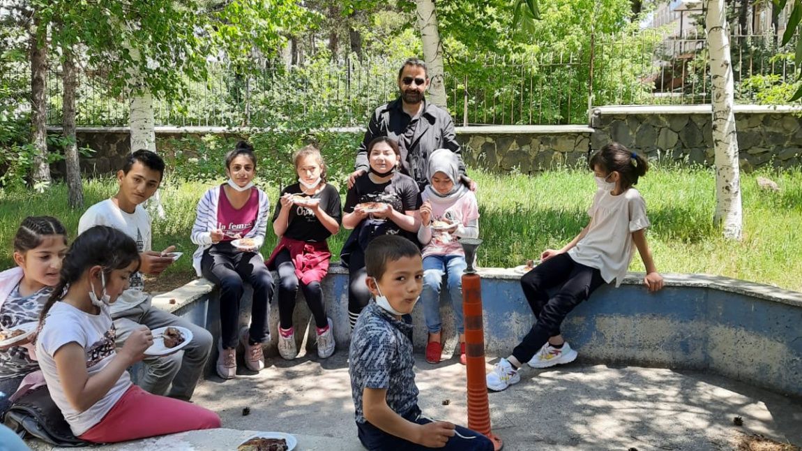 Öğrencilerimizin Okul Müdürümüz Mustafa YILMAZ ile bahçe etkinliği