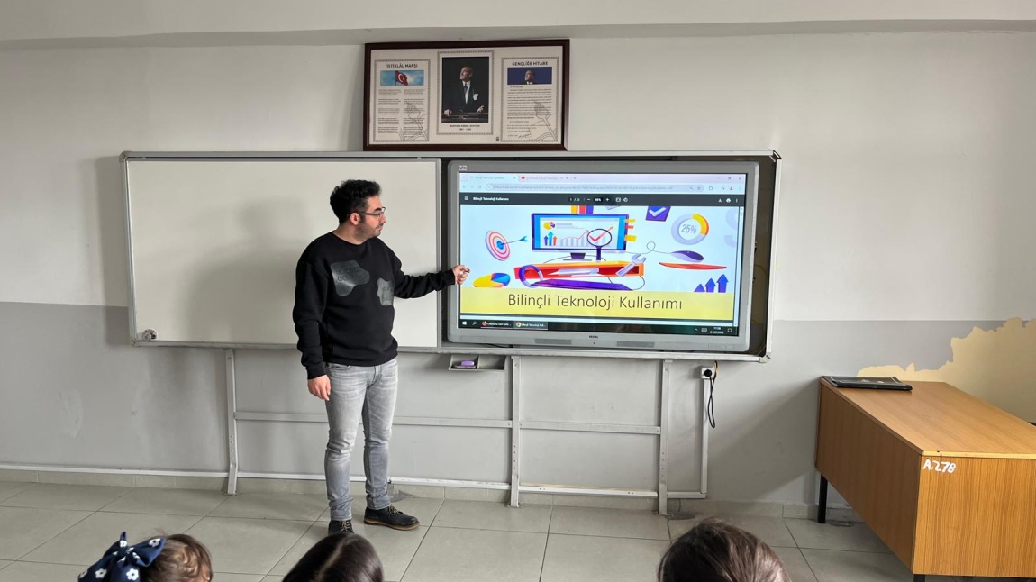 Rehber Öğretmenimiz Ethem DOĞAN Tarafından Öğrencilerimize Bilinçli İnternet Kullanımı Hakkında Seminer Verildi.